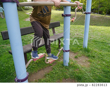 公園にある運動器具で体を動かす子ども(顔なし) 公園にある運動器具で体を動かす子ども(顔なし) 82283613