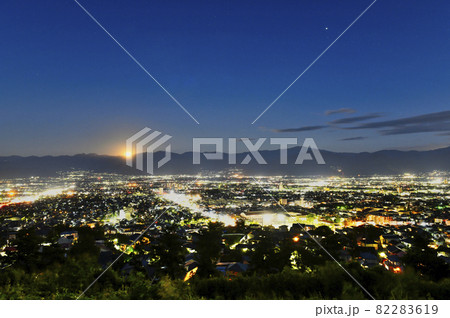 中秋の名月と夜景 82283619