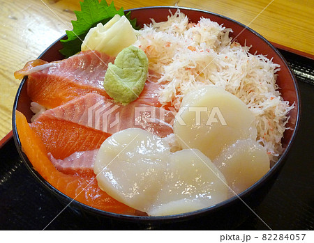 海鮮丼　三色丼　カニ　ホタテ　サーモン 82284057