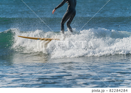 【強風吹き荒れる春の嵐の中のサーフィン】 82284284