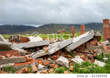 The ruins of Lenan Head fort at the north coast of County Donegal, Ireland. 82286906