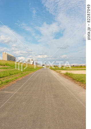 大阪の緊急用淀川河川敷道路の風景(塚本) 大阪の緊急用淀川河川敷道路の風景(塚本) 82287049