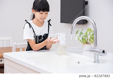手を洗う小学生の女の子 手を洗う小学生の女の子 82287882