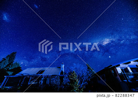 【ニュージーランド】青い湖テカポ湖の天の川と南十字星 82288347