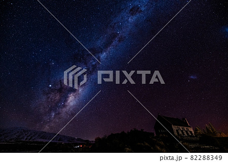 【ニュージーランド】青い湖テカポ湖のほとり教会と天の川と南十字星 82288349