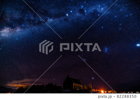 【ニュージーランド】青い湖テカポ湖のほとり教会と天の川と南十字星 82288350