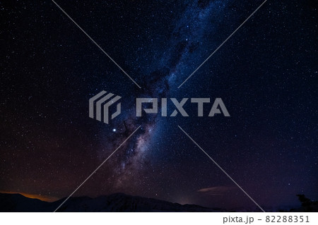 【ニュージーランド】青い湖テカポ湖の天の川と南十字星 82288351