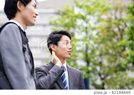 ビジネスマン　屋外　仲間 82288660