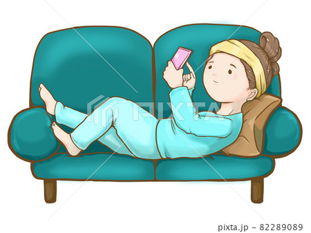 ソファでくつろぐ女の子 82289089