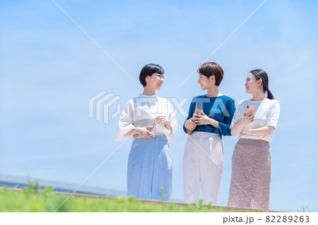 ビジネスパーソン 青空 仲間 女性 ビジネスパーソン 青空 仲間 女性 82289263