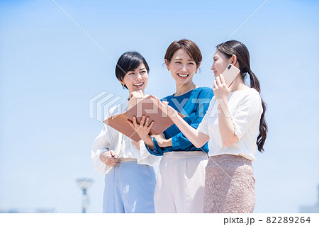 ビジネスパーソン 青空 仲間 女性 ビジネスパーソン 青空 仲間 女性 82289264