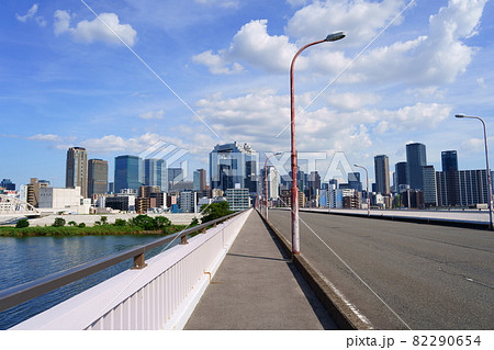 新十三大橋から梅田の高層ビル群を望む（大阪市） 82290654