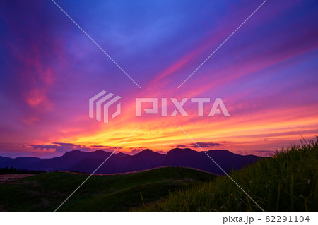 曾爾高原の夕焼け 82291104