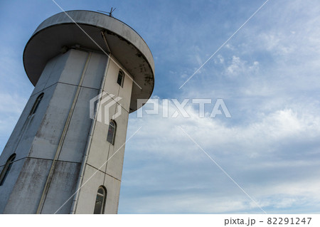 上盛山展望台(灯台型)を下から見上げる、写真左側に展望台(山口県熊毛郡上関町) 82291247