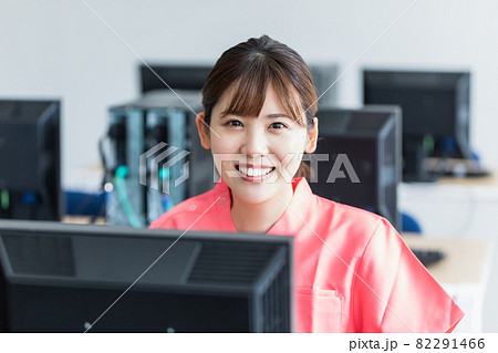 医療イメージ パソコン入力をする医療従事者 撮影協力:中央工学校附属日本語学校 医療イメージ パソコン入力をする医療従事者 撮影協力:中央工学校附属日本語学校 82291466