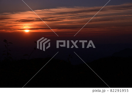 軽井沢見晴台から見る群馬の夜明け 82291955