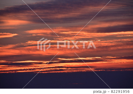 軽井沢見晴台から見る群馬の夜明け 82291956