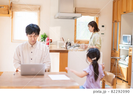 テレワークをする夫婦と子供 テレワークをする夫婦と子供 82292090
