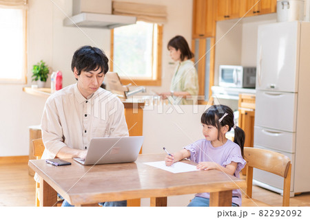 テレワークをする夫婦と子供 テレワークをする夫婦と子供 82292092