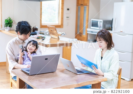 テレワークをする夫婦と子供 テレワークをする夫婦と子供 82292100