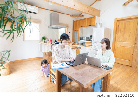 テレワークをする夫婦と子供 82292110