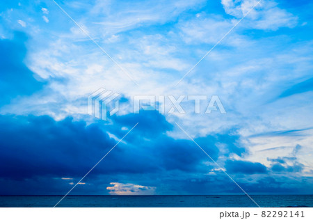 曇空の日の出　久慈浜海岸　茨城県 82292141