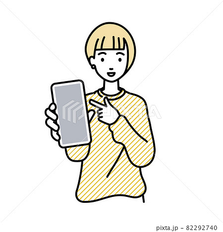 立ってスマートフォンを指差してこちらに向けて見せているリモートワークの女性 82292740