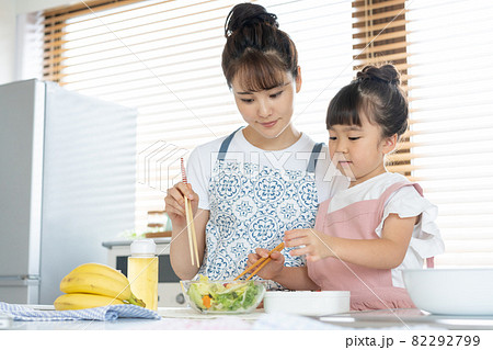 キッチンでお弁当を作る小学生の女の子とママ キッチンでお弁当を作る小学生の女の子とママ 82292799