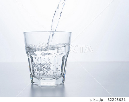 グラスに水を注ぐ グラスに水を注ぐ 82293021