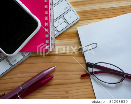 ビジネスイメージ・手帳・PC・書類・スマホ・女性 82293639