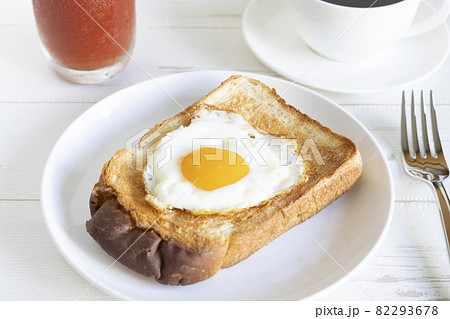 美味しい目玉焼きのせトーストとホットコーヒーとトマトジュース 82293678