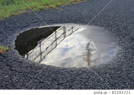 舗装路の水たまり 舗装路の水たまり 82293721