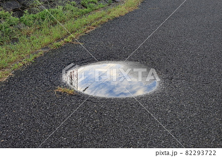 舗装路の水たまり 舗装路の水たまり 82293722