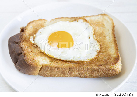 美味しい目玉焼きのせトースト 82293735