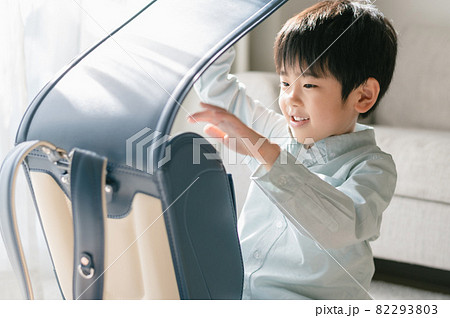 ランドセルと男の子 82293803