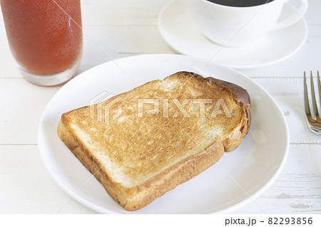 美味しいトーストとホットコーヒーとトマトジュース 美味しいトーストとホットコーヒーとトマトジュース 82293856