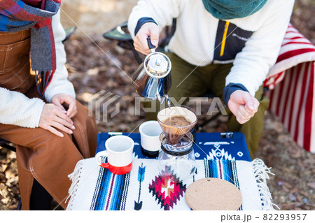 キャンプでコーヒーを楽しむ2人 キャンプでコーヒーを楽しむ2人 82293957