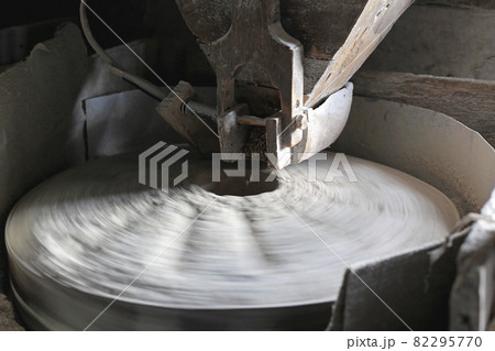 Grinding stone 82295770