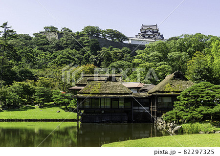 彦根城　玄宮楽々園　玄宮園庭園　天守と臨池閣　滋賀県彦根市 82297325