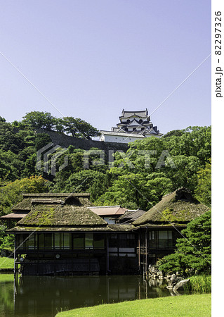 彦根城　玄宮楽々園　玄宮園庭園　天守と臨池閣　滋賀県彦根市 82297326