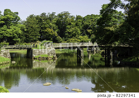 彦根城　玄宮楽々園　玄宮園庭園　龍臥橋　滋賀県彦根市 82297341