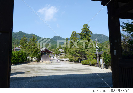 当麻寺　仁王門から境内を望む　奈良県葛城市 82297354