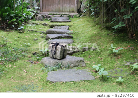 関守石と飛び石と苔と草木と木製の門のある風景 82297410