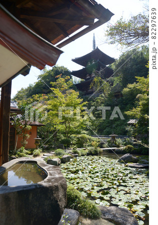 当麻寺 中之坊 香藕園と東塔 奈良県葛城市 当麻寺 中之坊 香藕園と東塔 奈良県葛城市 82297639