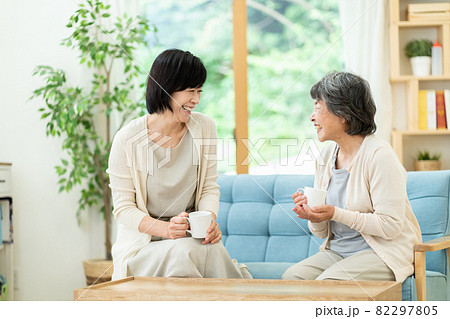 仲良く会話をする親子 嫁姑 母子 シニア女性 ミドル女性 2人 仲良く会話をする親子 嫁姑 母子 シニア女性 ミドル女性 2人 82297805
