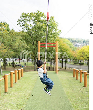 公園で遊ぶ子供 82298038