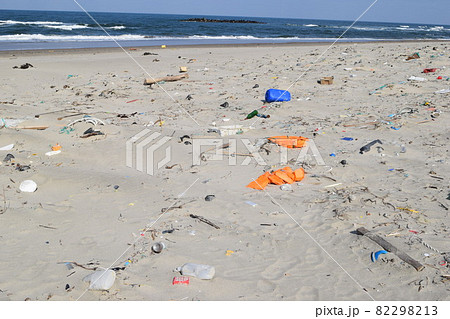 海岸の漂着物 環境問題 ゴミ問題 82298213