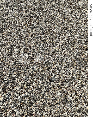 日本の庭、玉砂利を敷き詰めて 82298505