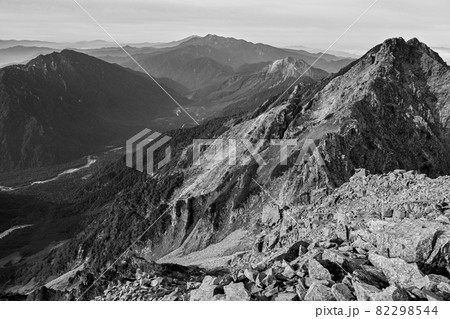 穂高連峰から見る北アルプスの山々　 82298544