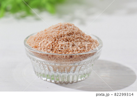 てんさい糖(日本の北海道産の作物「てん菜」から作られたお砂糖)。まろやかな甘さが特徴 てんさい糖(日本の北海道産の作物「てん菜」から作られたお砂糖)。まろやかな甘さが特徴 82299314